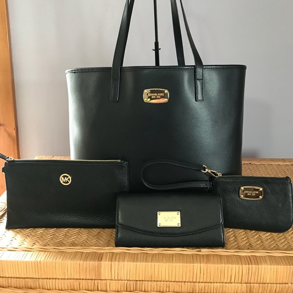 Michael Kors Handbags - A fabulous 4pc Michael Kors set